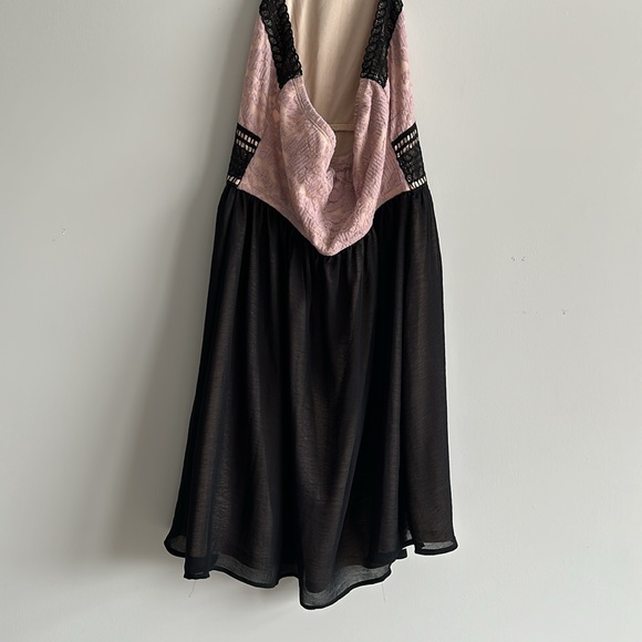 Lace dress - Picture 3 of 4